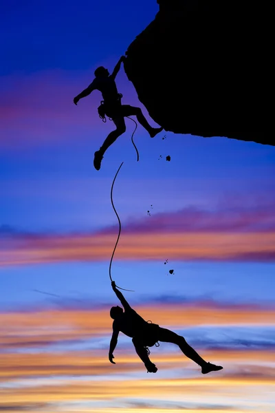 Team klättrare i fara. — Stockfoto
