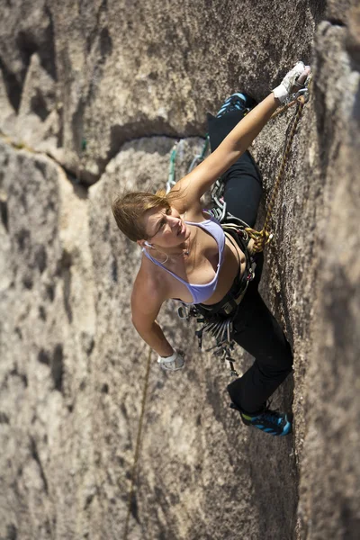 Scalatrice di roccia femminile . — Foto Stock