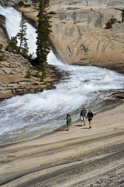 Hikers treking along cascades. — Stock Photo, Image