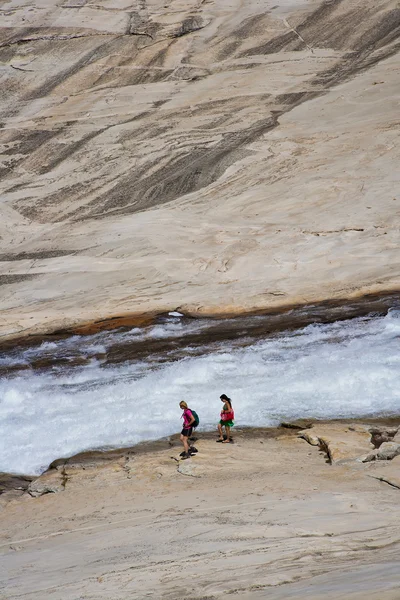 Wandelaars wandelen langs watervallen. — Stockfoto