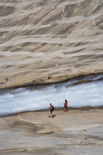 Wandelaars wandelen langs watervallen. — Stockfoto