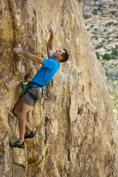 Ορειβάτης σκαρφαλωμένο σε ένα βράχο. — Φωτογραφία Αρχείου