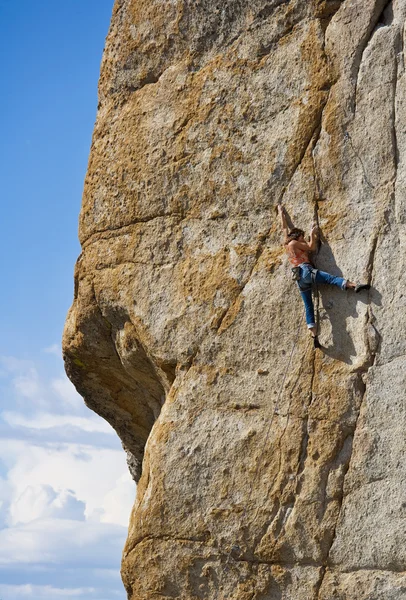 Női mászó kapaszkodva egy szikláról. — Stock Fotó