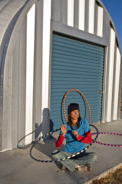 A hula hoop nő gyakorlatok. — Stock Fotó