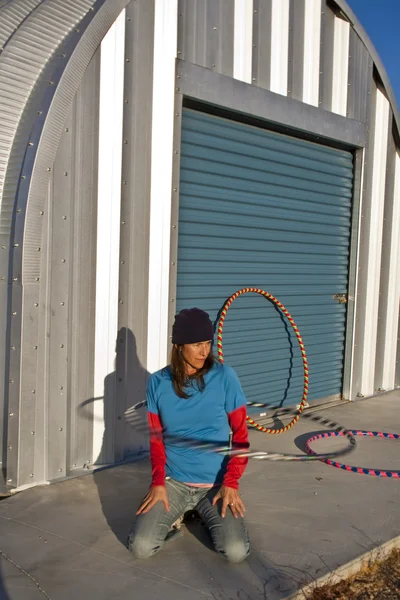Woman practices with her hula hoop. — Stock Photo, Image