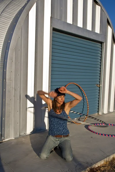 Kobieta praktyk z jej Hula-hoop. — Zdjęcie stockowe