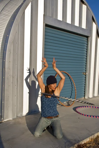 Frau übt mit ihrem Hula-Hoop-Reifen. — Stockfoto