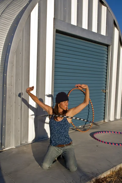 Mujer practica con su hula hoop . — Foto de Stock