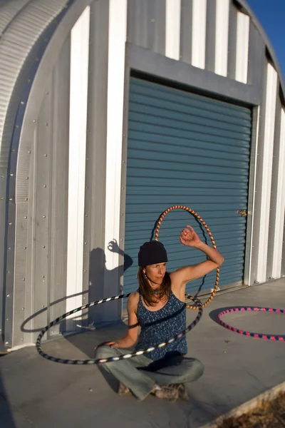 Kobieta praktyk z jej Hula-hoop. — Zdjęcie stockowe