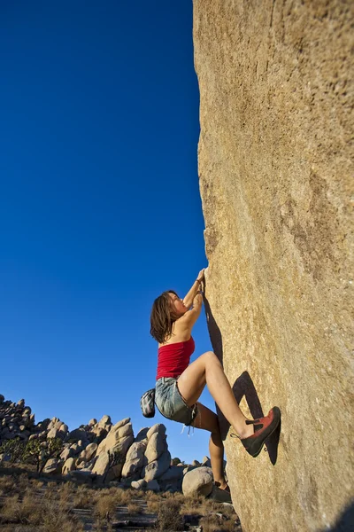 Mujer joven escalada . —  Fotos de Stock