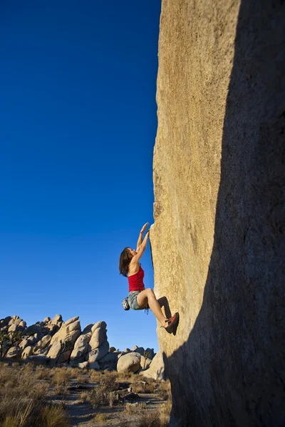Młoda kobieta wspinaczka skałkowa. — Zdjęcie stockowe