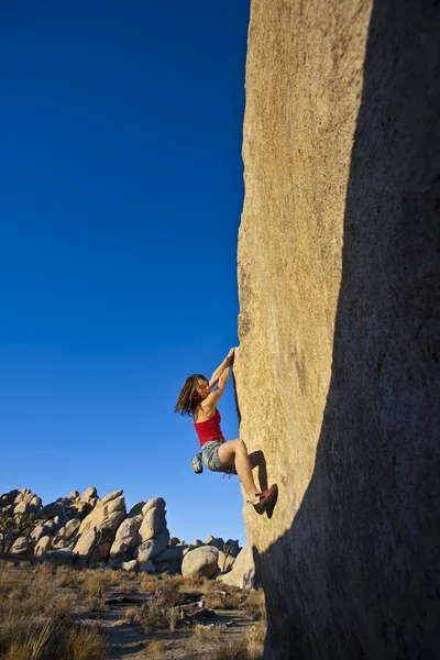Young woman rock climbing. — Stock Photo, Image