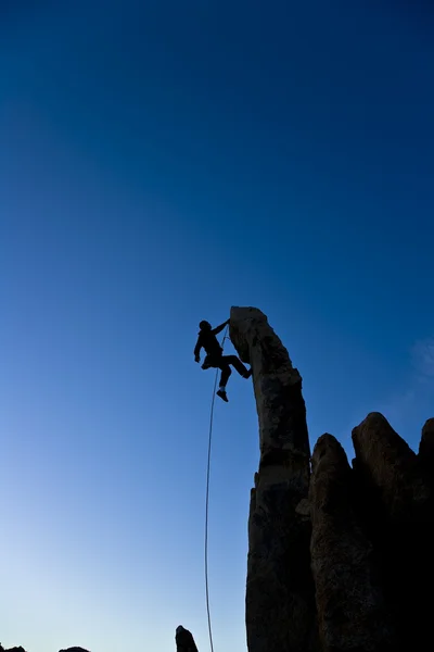 Climber dangling from a pinnacle. — Stock Photo, Image