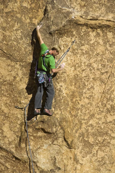 Escalador de rocas macho . — Foto de Stock
