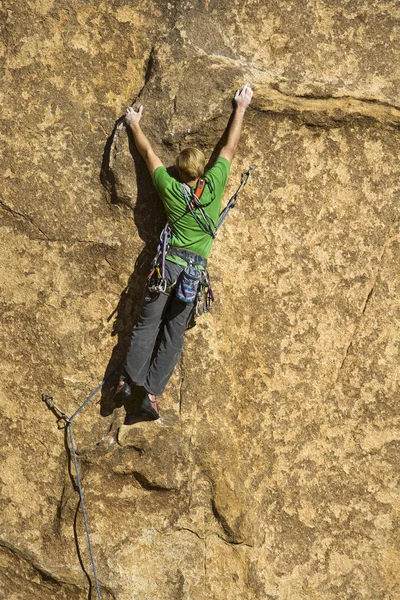 Manliga rock klättrare. — Stockfoto