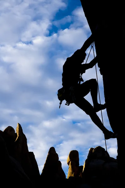 Rock climber silhouetted. — Stock Photo, Image