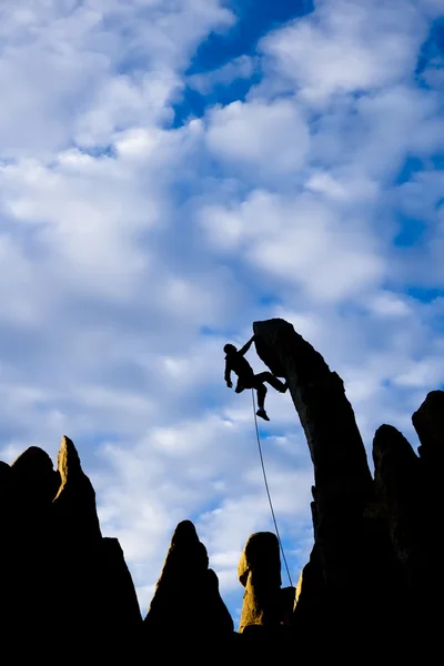 Mannelijke rock klimmer. — Stockfoto