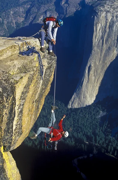 Csapat a hegymászók a csúcs elérése. — Stock Fotó