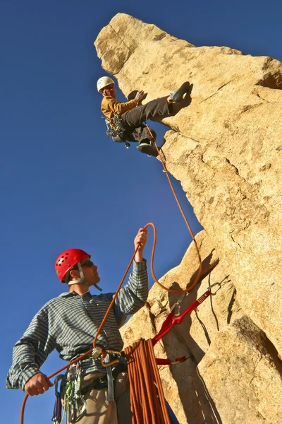 Team av rock klättrare. — Stockfoto