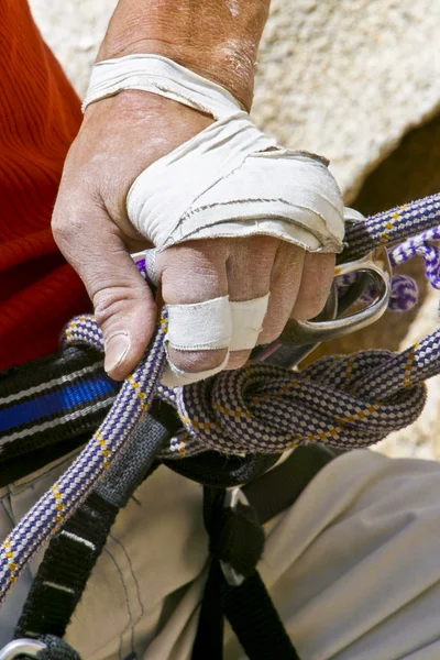 Alpinistas mão agarrando uma corda . — Fotografia de Stock