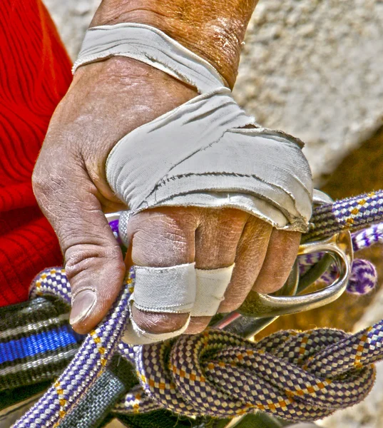 Kletterer greifen mit der Hand nach einem Seil. — Stockfoto