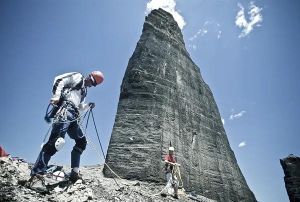 Team av klättrare som når toppen. — Stockfoto