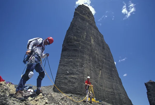 Equipe d'alpinistes atteignant le sommet . — Photo