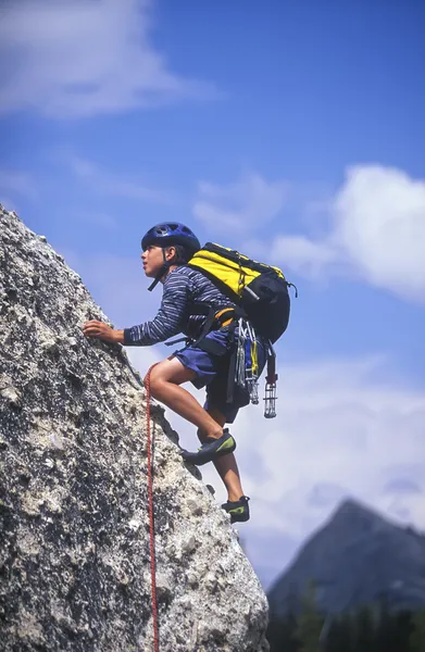 Nuori poika kalliokiipeilyä . — kuvapankkivalokuva
