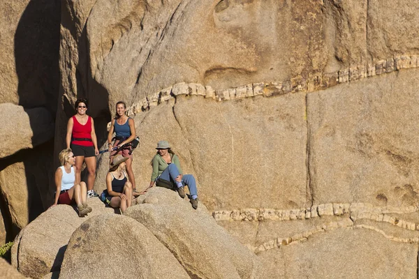 Gruppo di donne escursionismo . — Foto Stock