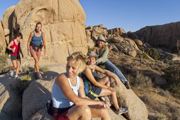 Gruppo di donne escursionismo . — Foto Stock