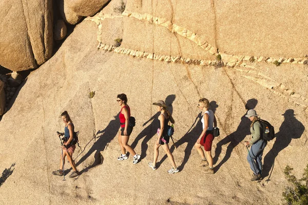 徒步旅行的妇女群体. — 图库照片