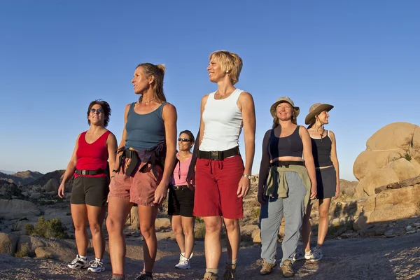 Hiking kadın grubu. — Stok fotoğraf