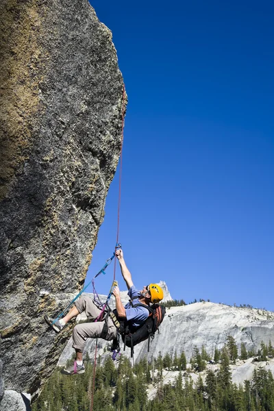 Βράχο ορειβάτης ταλαντεύοντας από ένα βράχο. — Φωτογραφία Αρχείου