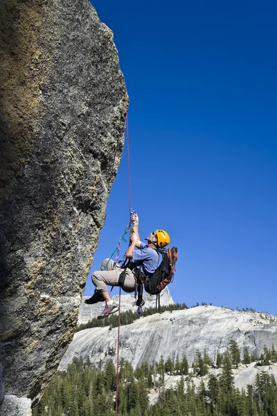 Скелястий альпініст, що ламається зі скелі . — стокове фото