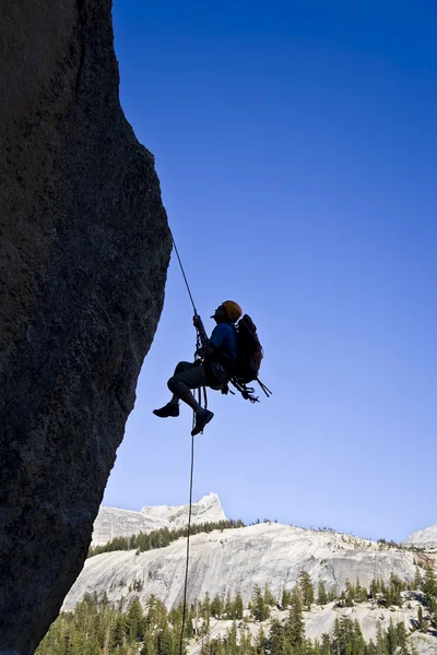 Βράχο ορειβάτης ταλαντεύοντας από ένα βράχο. — Φωτογραφία Αρχείου