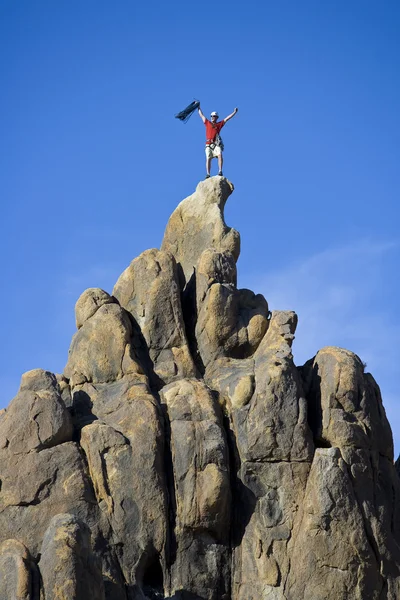 Альпинист на вершине. — стоковое фото
