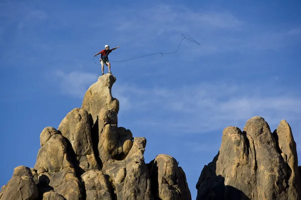 Альпинист на вершине. — стоковое фото