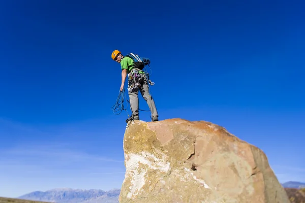Climber on the summit. — Stock Photo, Image