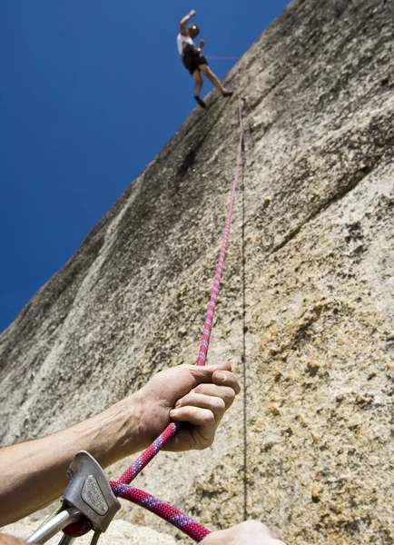 Rock klimmer en veiligheid touw. — Stockfoto