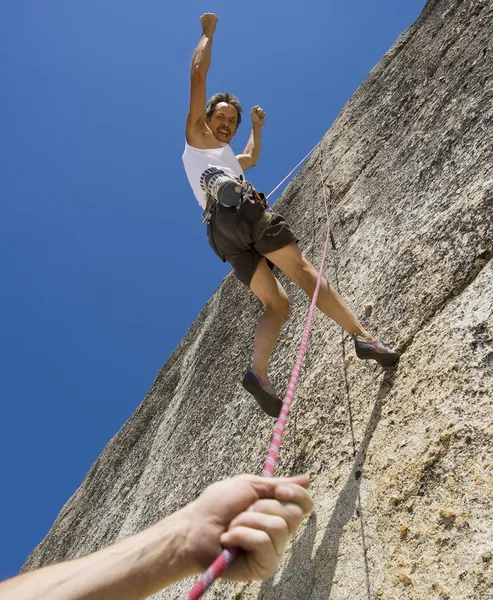 岩の登山家と安全ロープ. — ストック写真
