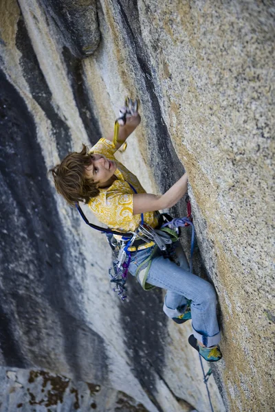 Θηλυκό ορειβάτης σκαρφαλωμένο σε ένα βράχο. — Φωτογραφία Αρχείου