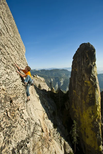 Rock klimmer bereiken. — Stockfoto