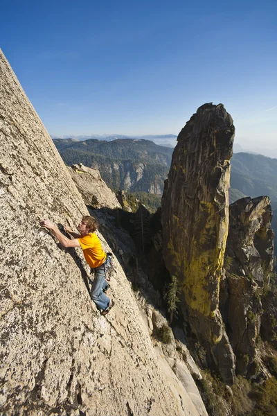 Rock klimmer bereiken. — Stockfoto