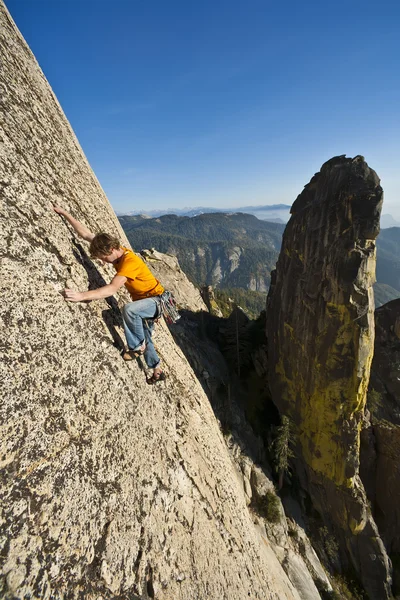Escalador de roca alcanzando . —  Fotos de Stock
