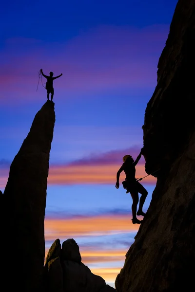 Team of rock climbers reaching the summit. — Stock Photo, Image