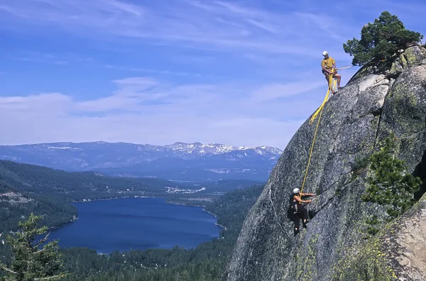 Ομάδα ορειβατών επίτευξη της συνόδου κορυφής. — Φωτογραφία Αρχείου