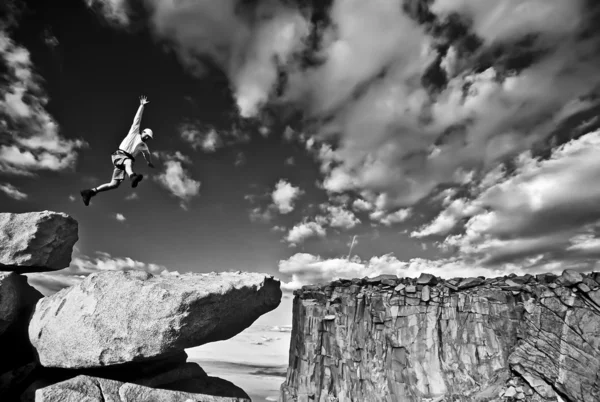 Rock klimmer over de top. — Stockfoto