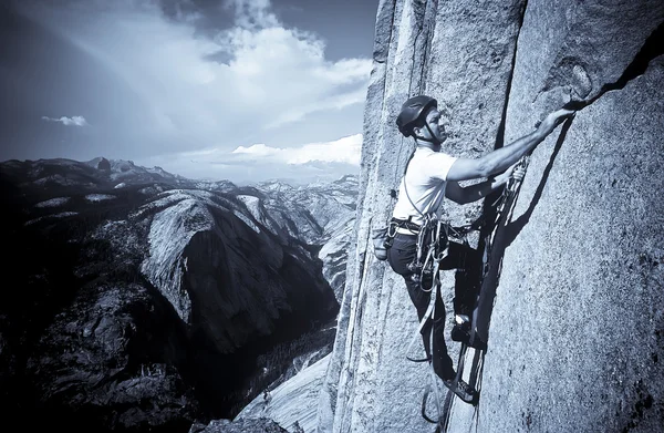 Ορειβάτης σκαρφαλωμένο σε ένα βράχο. — Φωτογραφία Αρχείου