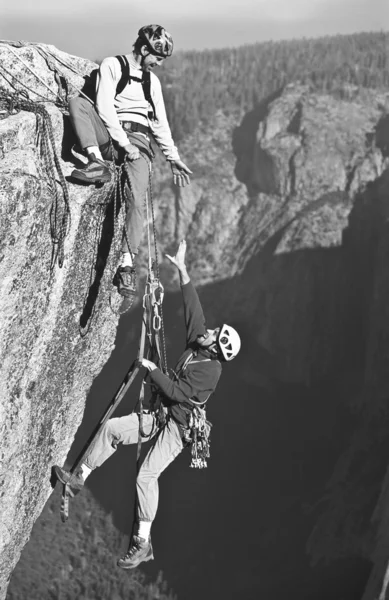 정상에 도달 하는 등산객의 팀. — 스톡 사진
