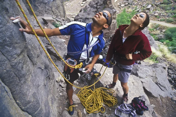 岩の登山チーム. — ストック写真